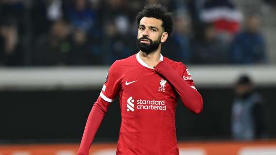 Un jugador del Liverpool lanza un dardo a Salah por un exmadridista