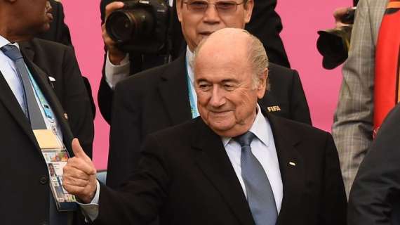 Blatter: "Me piden que me vaya, pero estoy aquí para defender la dignidad del fútbol"