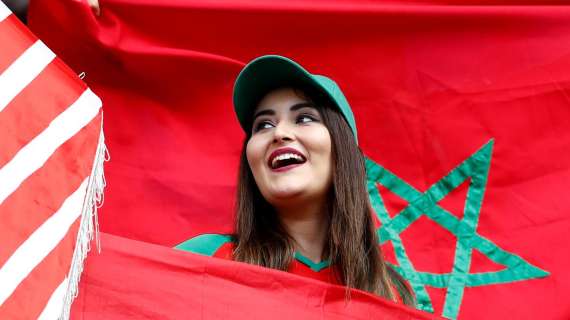 Social Mondiali: la nazionale del Marocco festeggia il passaggio del turno sventolando una bandiera palestinese