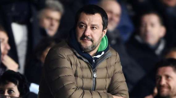 Salvini: "Contento che al derby le curve abbiano esibito bandiere e striscioni"