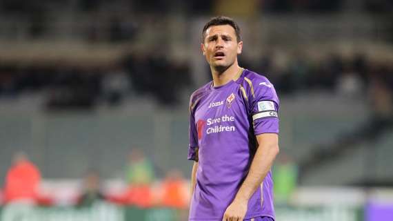 PASQUAL, Dona alla Fiorentina la prima maglia viola