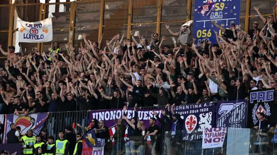 Controlli stringenti sui tifosi della Fiorentina prima della gara: entrati dopo mezzora dall'inizio, tolti striscioni per protesta