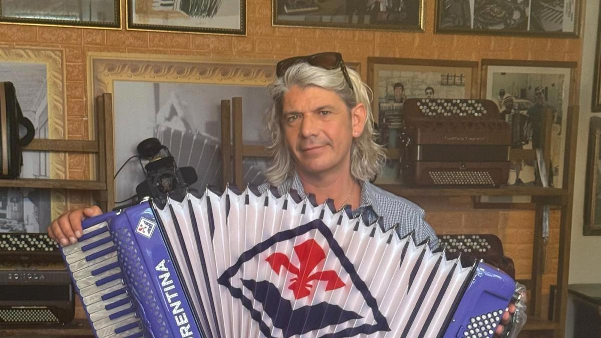 Una fisarmonica tutta viola per Rocco Commisso. Il regalo di Maximiliano, l'ideatore. "Suoneremo l'inno della Fiorentina"