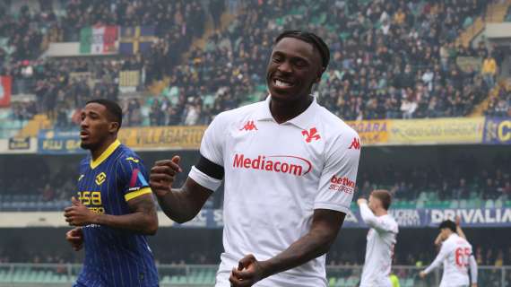 Verona-Fiorentina 0-0, Paura per Kean che dopo la botta si accascia a terra: via in barella