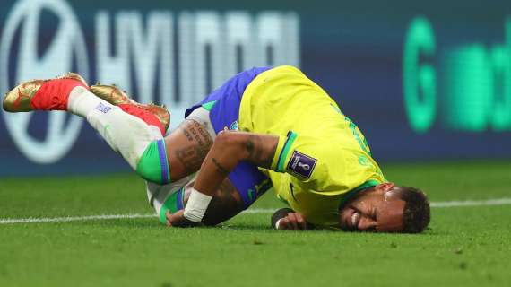 FOTO, Neymar mostra la caviglia gonfia sui social