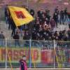 Serie B, tifosi del Catanzaro riparano un pullman: la reazione è esilarante - VIDEO