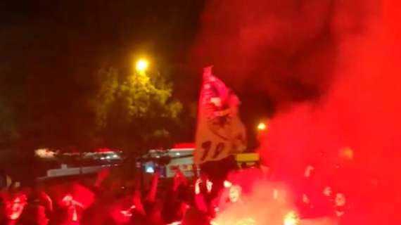 Tifosi Eintracht a Roma, prime tensioni in centro: petardi e aggressioni già dalla serata di ieri