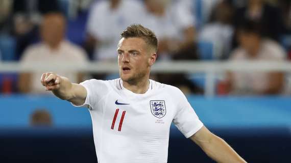 Premier, incredibile a Leicester: l'arbitro finisce ko e Vardy gli ruba il fischietto