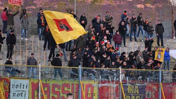 Serie B, tifosi del Catanzaro riparano un pullman: la reazione è esilarante - VIDEO