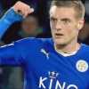 Ma che ci faceva lì? Il Como segna e... Jamie Vardy esulta con la trombetta!