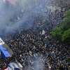 L'Inter arriva a San Siro: bagno di folla per il pullman della squadra
