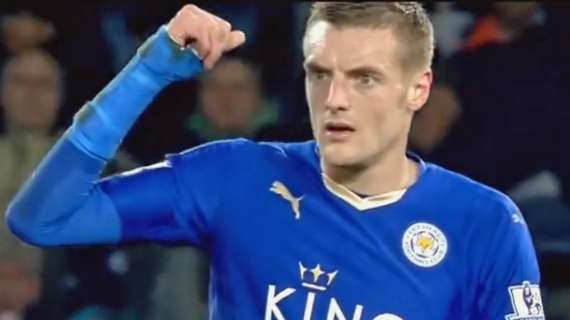 Ma che ci faceva lì? Il Como segna e... Jamie Vardy esulta con la trombetta!