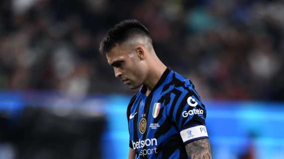 Il gesto da capitano di Lautaro Martinez: consola uno ad uno i compagni dopo la premiazione