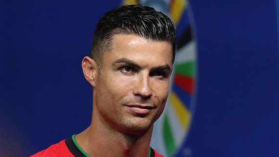 Cose da CR7: 3 invasioni di campo per una foto con lui. Che si spazientisce