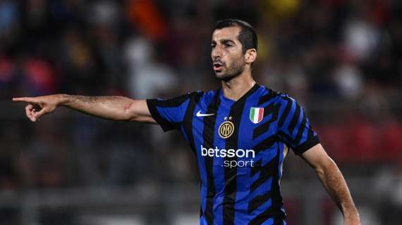 Mkhitaryan in campo durante la sosta: l'armeno presente all'addio al calcio di Piszczek e Blaszczykowski