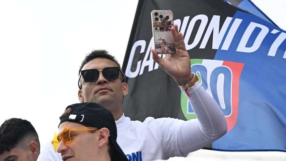 Lautaro ringrazia i tifosi dalla terrazza: "Siete stati importantissimi, l'uomo in più in campo"