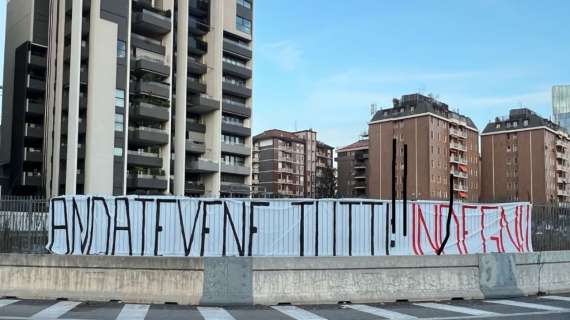 Milan sconfitto con il Bologna, lo striscione della Curva: "Andatevene tutti. Indegni!"