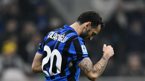 Calhanoglu inganna l’Inter, il Napoli bacia il palo: finisce 1-1 a San Siro, Conte si tiene la vetta