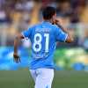 Il Napoli con le unghie vince a Lecce e aspetta l'Inter: decide Raspadori