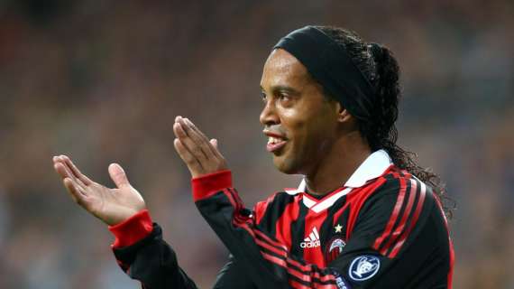 Ronaldinho show: il Milan celebra così il primo gol nel derby del brasiliano