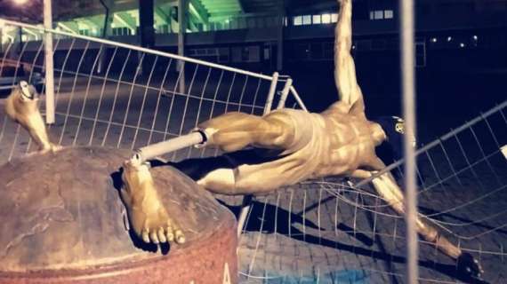 FOTO - Malmö, vandali in azione: abbattuta la statua di Ibrahimovic