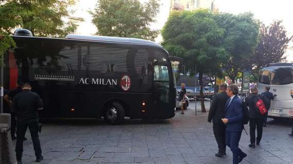 VIDEO MN - L'arrivo del pullman del Milan all'hotel di Udine