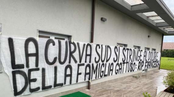 MN - Striscione della Curva Sud: "Ci stringiamo al dolore della famiglia Gattuso"