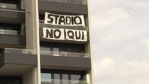 FOTO MN - Striscione fuori da Casa Milan: "Stadio no qui"