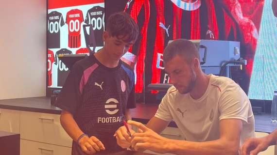 MN - Pavlovic sorridente e disponibile incontra i tifosi rossoneri al Milan Store di San Babila