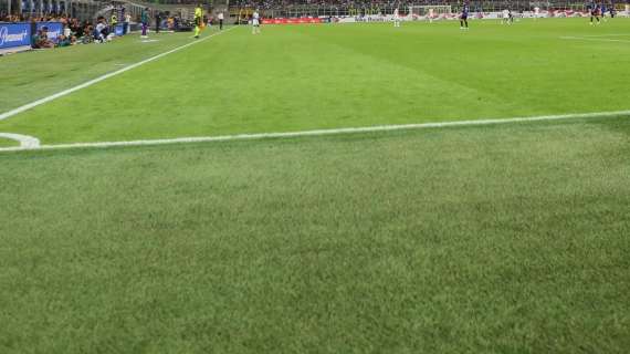 MN - San Siro in condizioni critiche: la palla non rimbalza e i rossoneri si lamentano. Rinvio? Cosa dice il regolamento