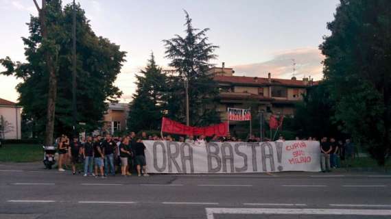 MN - Contestazione Curva Sud ad Arcore, delegazione del tifo rossonero a colloquio con Berlusconi all'interno di Villa San Martino