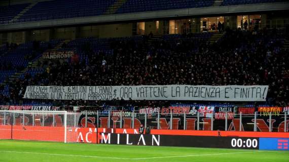 PHOTOGALLERY MN - Le immagini della contestazione a Donnarumma da parte dei tifosi del Milan