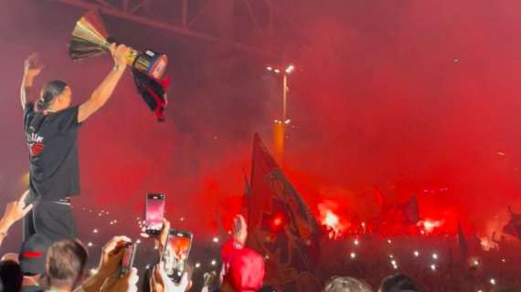 VIDEO MN - Milan Campione d'Italia! I rossoneri arrivano in piazza, Ibra alza la coppa al cielo