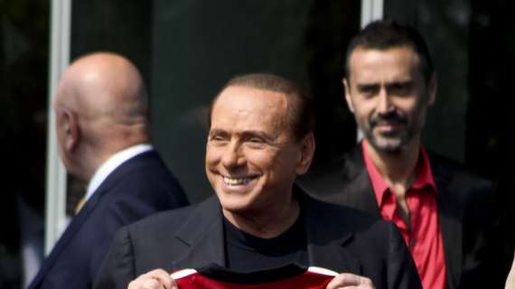 Gazzetta - Berlusconi a cena a Roma: Totti  gli fa recapitare la sua maglia autografata