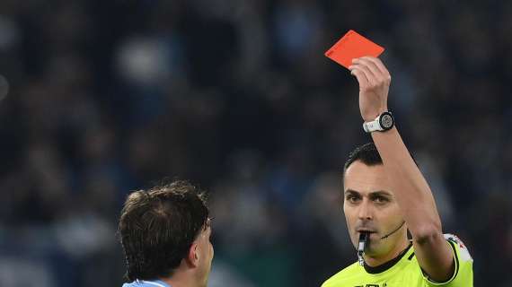 La Lazio pubblica il risultato della partita col Milan con la foto dell'arbitro Di Bello con il rosso in mano