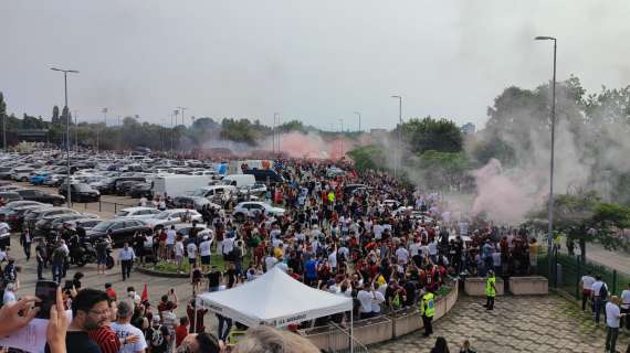 VIDEO MN - L'arrivo del pullman del Milan al Mapei Stadium