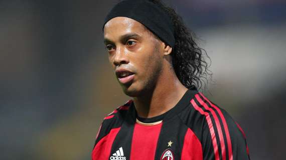La magia di Ronaldinho: il Milan lo celebra su Instagram