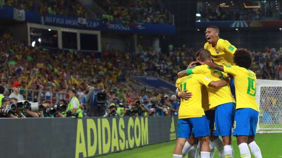 Scena surreale in Copa America: il ct del Brasile escluso dal cerchio dei giocatori mentre si scelgono i rigoristi