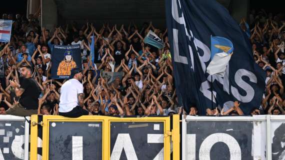 MIL-LAZ (0-0): i tifosi laziali lanciano un fumogeno acceso nel settore sottostante