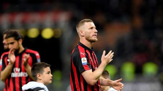 Milan-Frosinone (2-0), Abate lascia il campo per Conti: standing ovation per il terzino e abbracci dai compagni