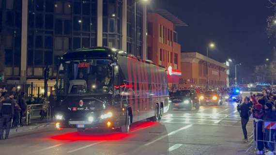 MN - Qualche fischio all'arrivo del bus che porta il Milan a San Siro