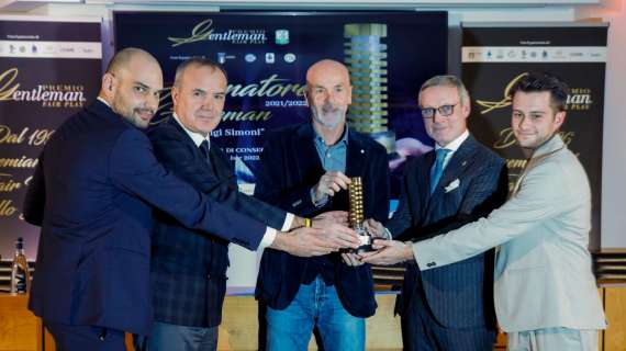 PHOTOGALLERY - Pioli vince il Premio Gentleman 'Gigi Simoni' 2021-2022