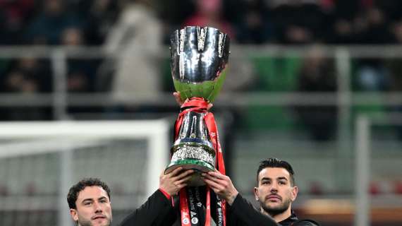 La Supercoppa è a San Siro! Calabria e Theo mostrano il trofeo ai tifosi