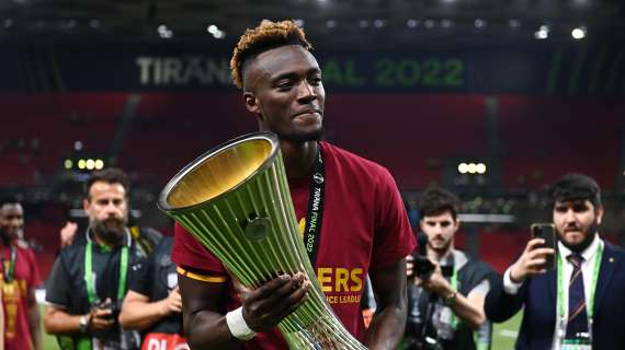 Tomori si complimenta con Abraham dopo la vittoria della Roma in Conference