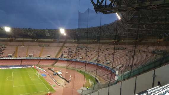 Giudice Sportivo: multa di 15mila euro al Napoli per lancio di bengala e bottigliette verso il settore ospiti rossonero