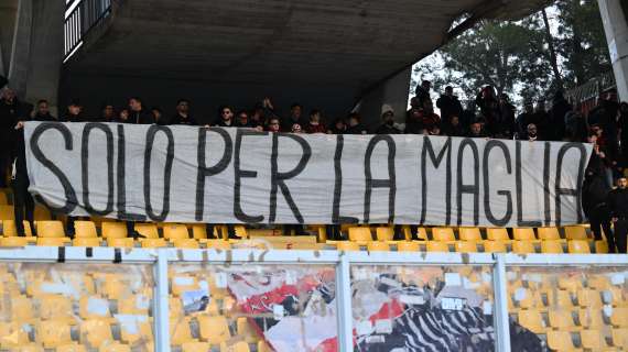 La Curva Sud intona: "Via le me**e dal nostro Milan"