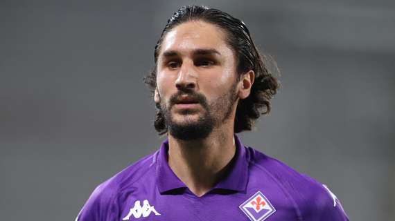 Fiorentina-Milan, Adli abbraccia e saluta gli ex compagni nel riscaldamento