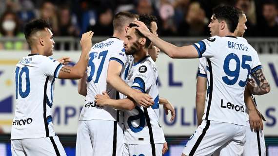 Serie A, l'Inter espugna Cagliari: lo scudetto si assegna all'ultima giornata. Genoa in B, Samp salva