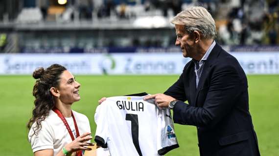 Il Parma premia Giulia Ghiretti prima del match contro il Cagliari: oro alle paralimpiadi per la parmigiana