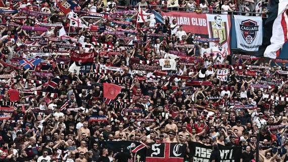 Cagliari, espulsi dallo stadio per tutta la stagione i due tifosi che hanno mimato la caduta dell'aereo